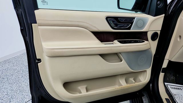 2020 Lincoln Navigator Reserve 4x4 with Equipment 208A, Luxury Package & 22'' Wheels - 22960775 - 10
