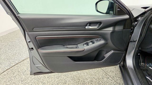2020 Nissan Altima 2.5 SR AWD Sedan w/ Moonroof & Heated Seats - 23085979 - 10