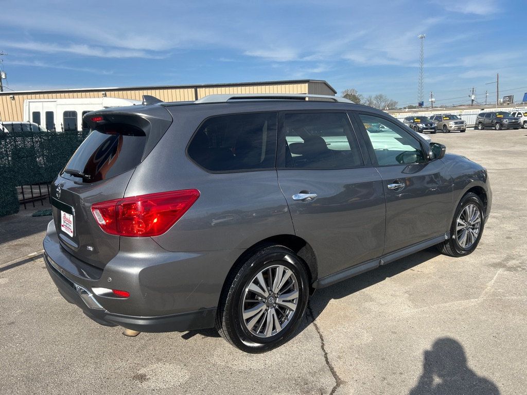 2020 Nissan Pathfinder SV photo 3