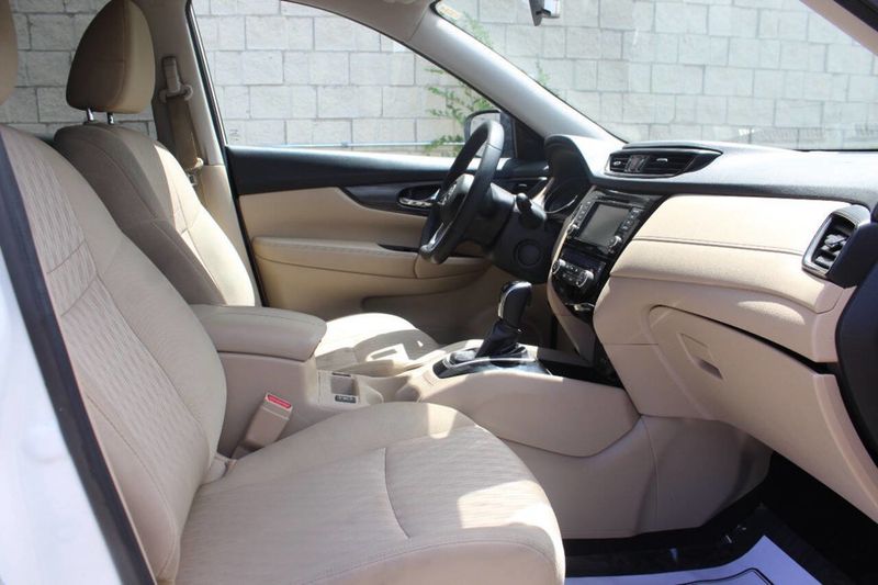 2020 Nissan Rogue AWD SV - 22884228 - 21