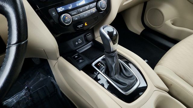 2020 Nissan Rogue AWD SV with Sun & Sound Touring Package - 22949110 - 16