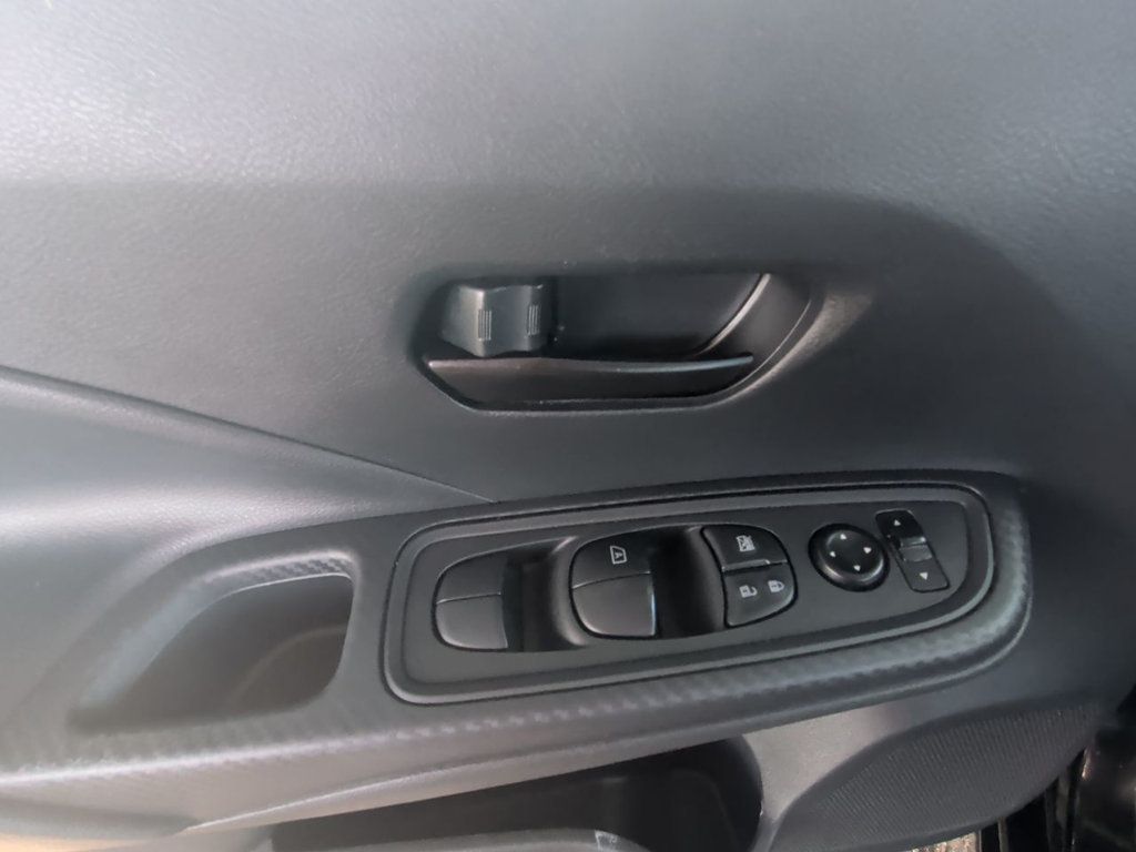 Nissan VERSA S photo 12