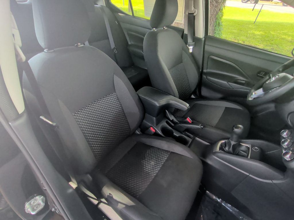 Nissan VERSA S photo 20