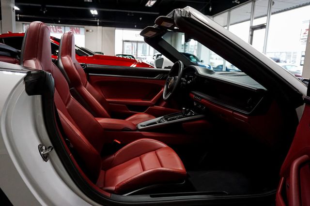 2020 Porsche 911 *911 Carrera* *Cabriolet* *White/Red* *Sport Package* - 22961975 - 44