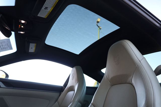 2020 Porsche 911 Carrera Coupe w/ Premium Pkg! - 22938594 - 34