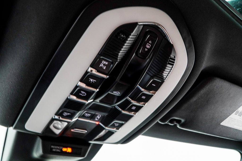 2020 Porsche Macan Base photo 28