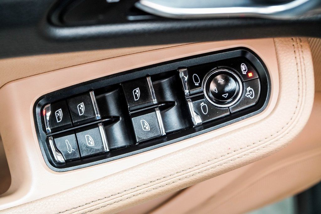 2020 Porsche Macan Base photo 34
