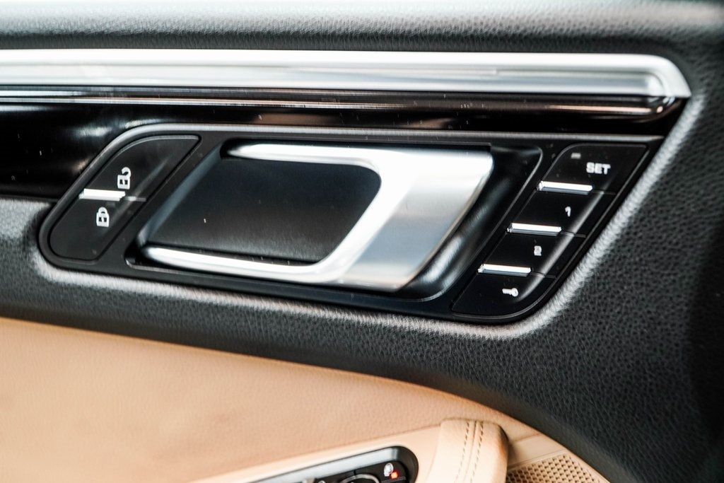 2020 Porsche Macan Base photo 35