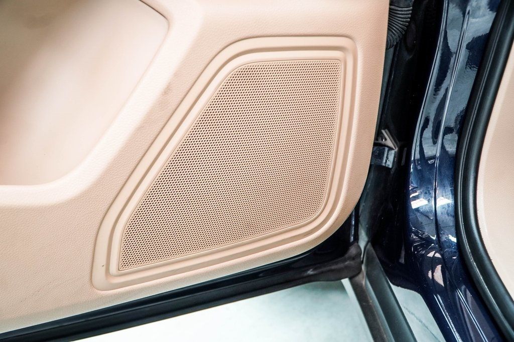 2020 Porsche Macan Base photo 36