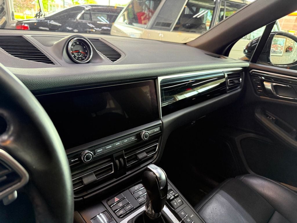 2020 Porsche Macan photo 18