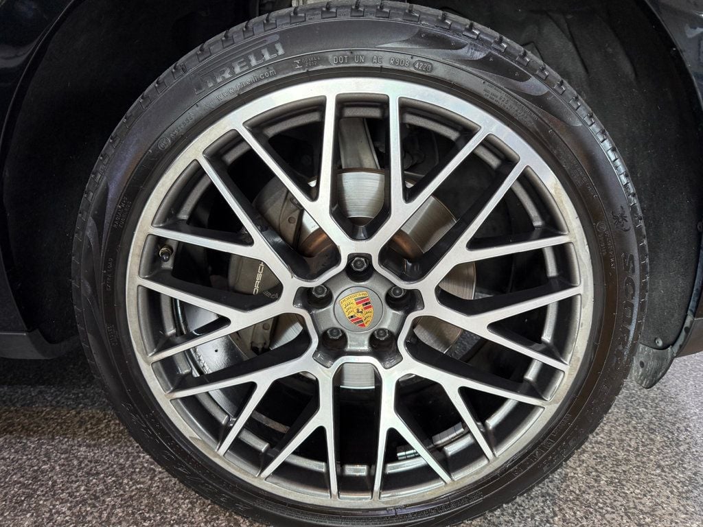 2020 Porsche Macan photo 2
