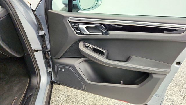 2020 Porsche Macan AWD with Premium Package Plus & 21'' RS Spyder Design Wheels - 22966815 - 26