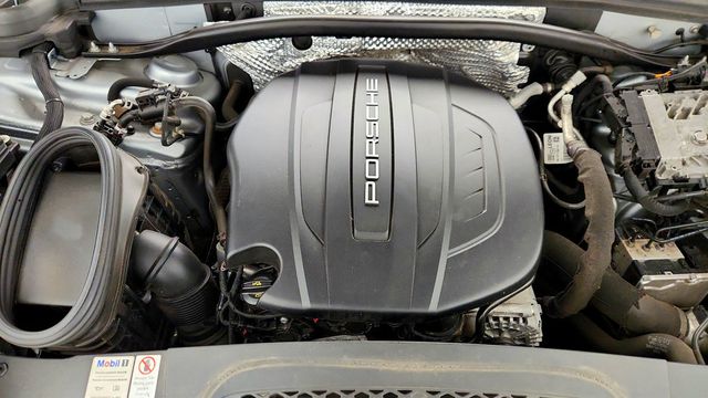 2020 Porsche Macan AWD with Premium Package Plus & 21'' RS Spyder Design Wheels - 22966815 - 27