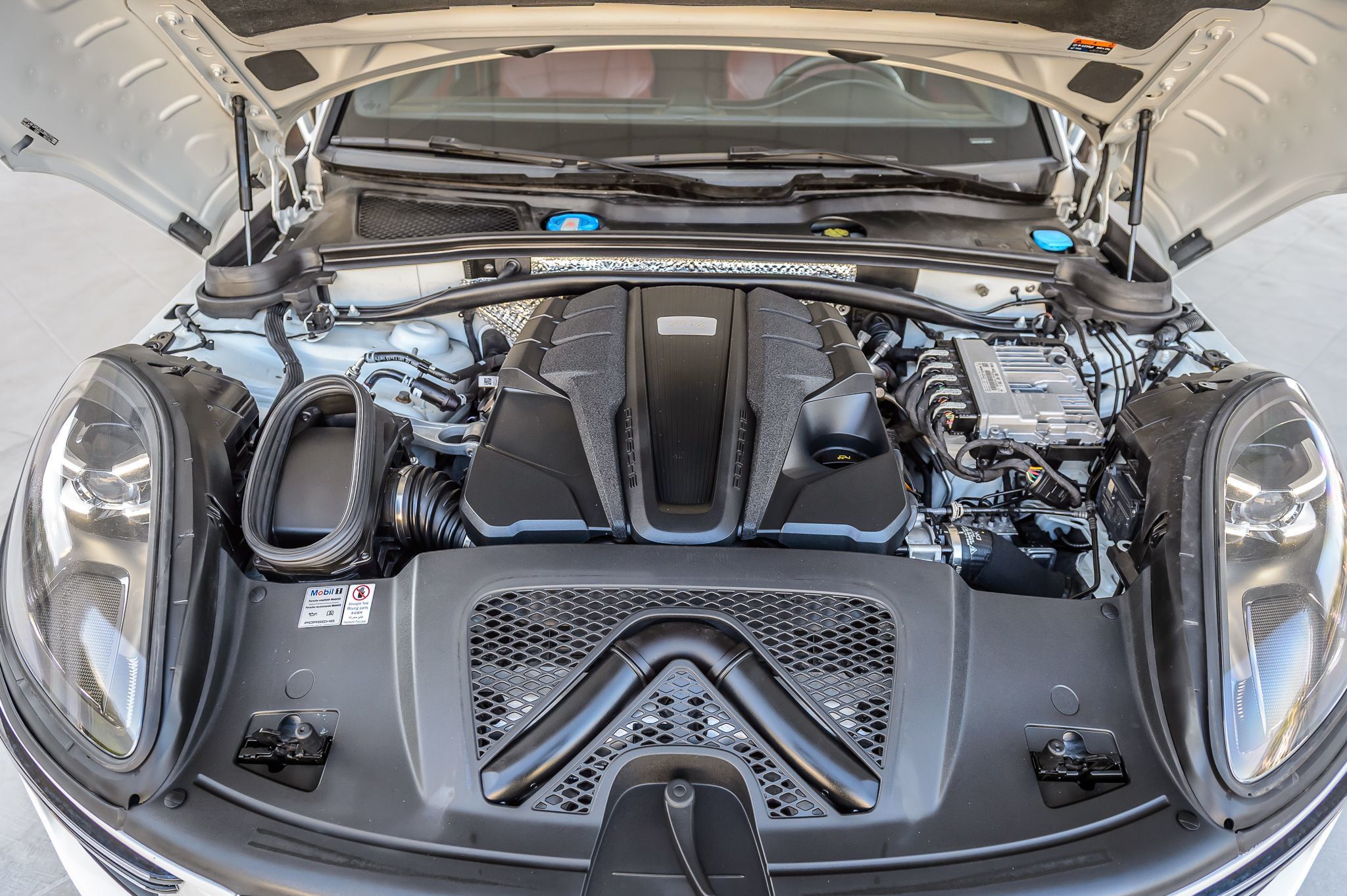 2020 Porsche Macan Turbo photo 16