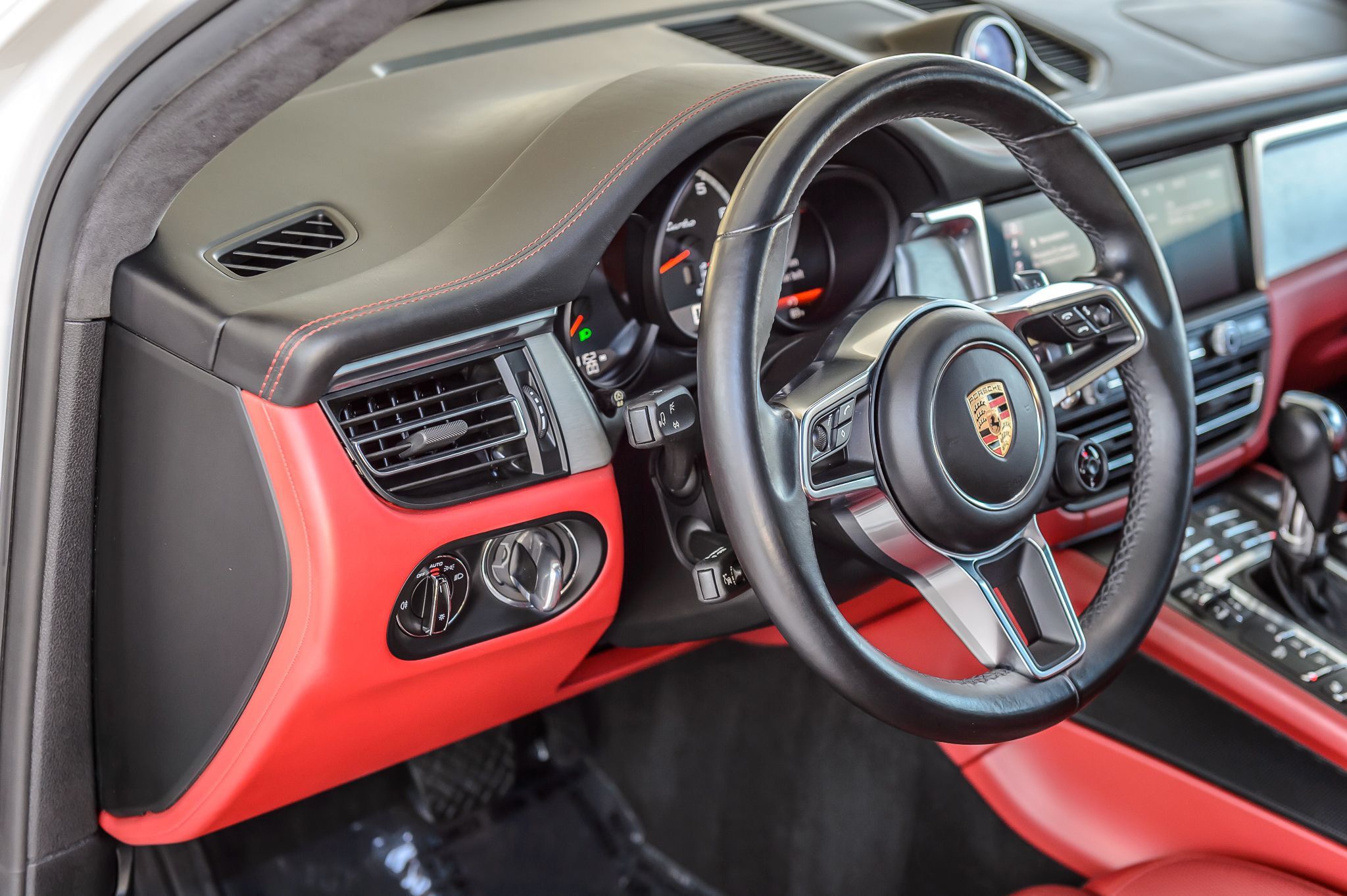 2020 Porsche Macan Turbo photo 23