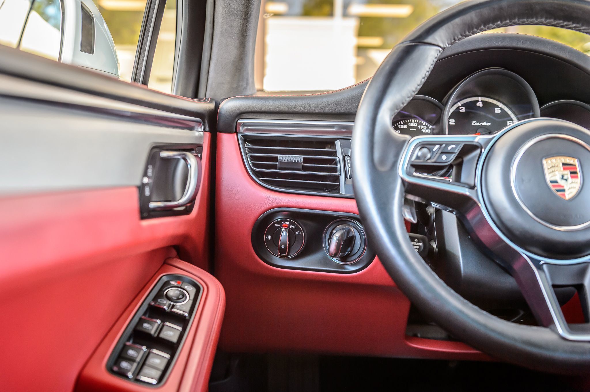 2020 Porsche Macan Turbo photo 24