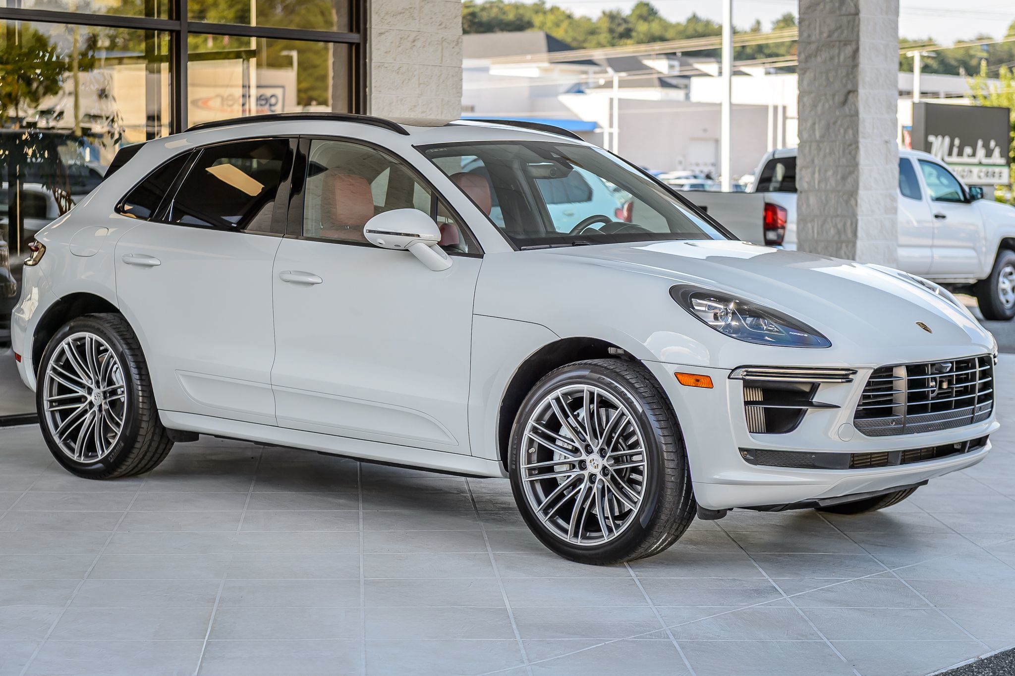 2020 Porsche Macan Turbo photo 3