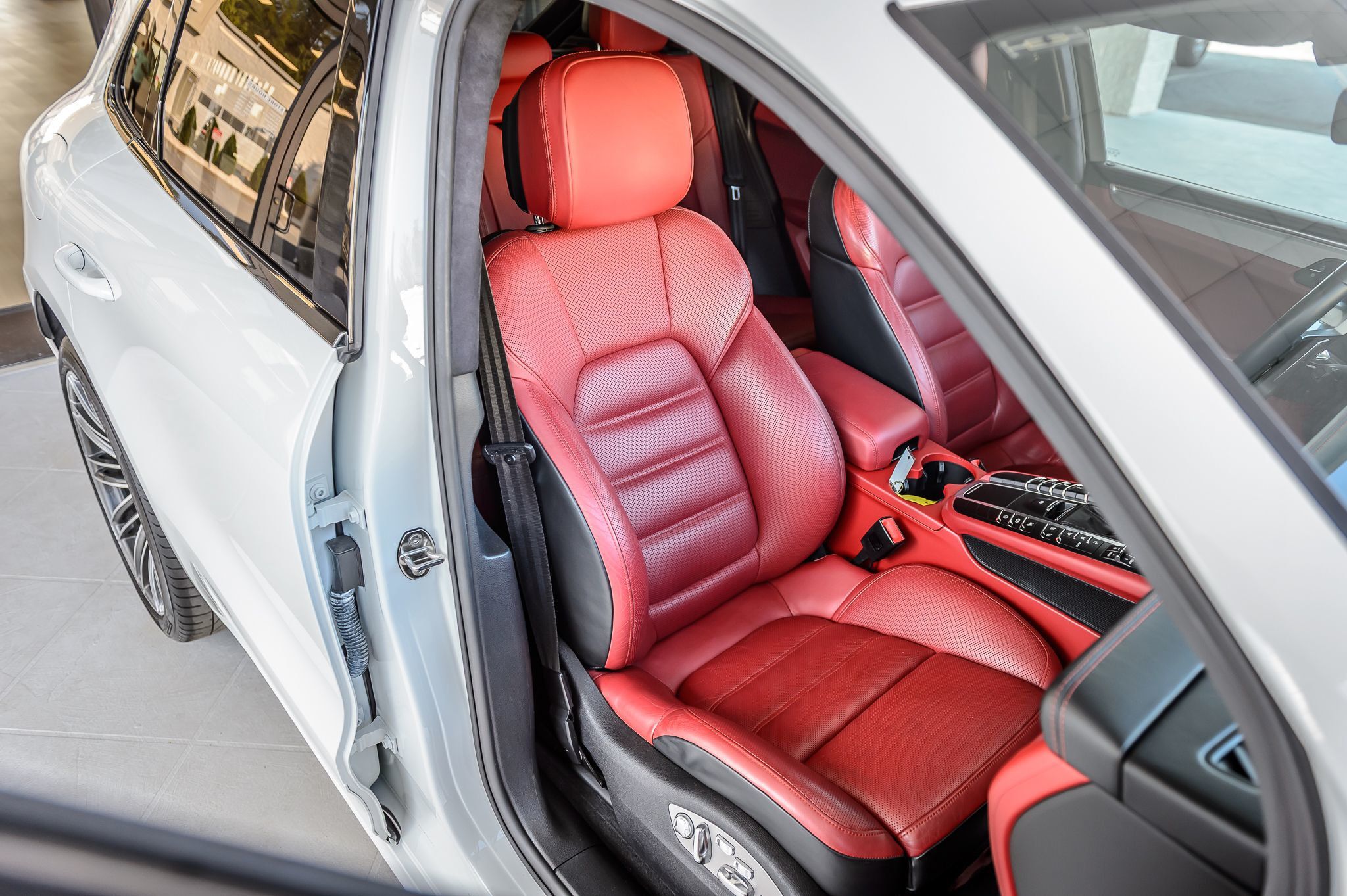 2020 Porsche Macan Turbo photo 40