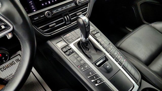 2020 Porsche Macan Turbo AWD w/ Premium Package Plus & Sport Chrono Pkg - 23036481 - 16
