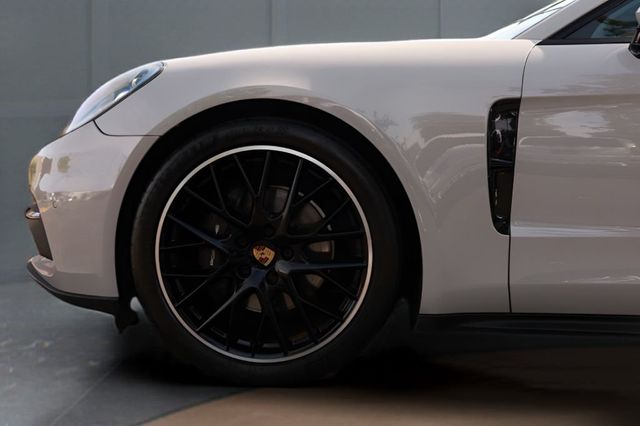 2020 Porsche Panamera 4's photo