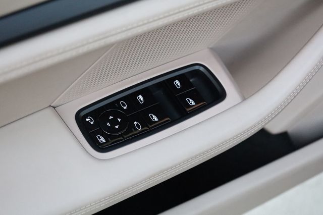 2020 Porsche Taycan 4S Sedan w/93.4kWh and Premium Pkg! - 22938595 - 28