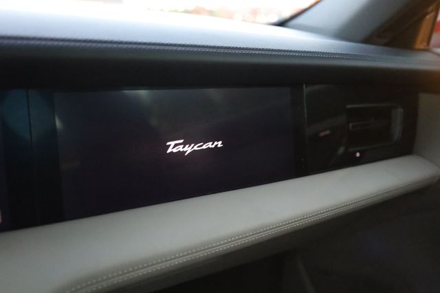 2020 Porsche Taycan 4S Sedan w/93.4kWh and Premium Pkg! - 22938595 - 40