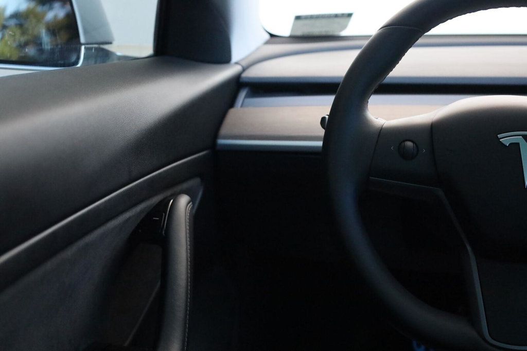 Tesla Model 3 photo 31