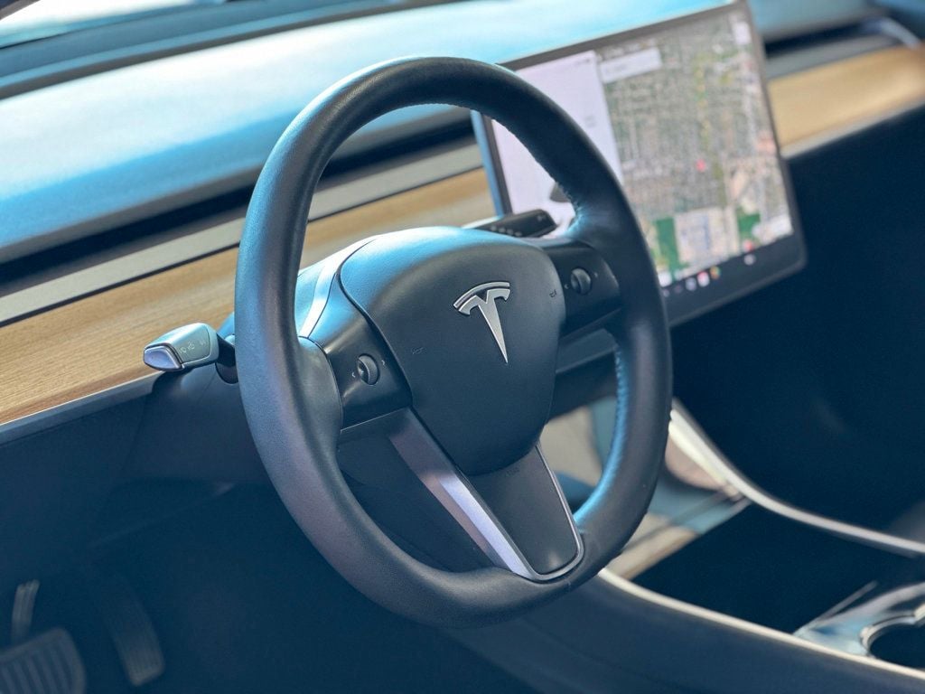 2020 Tesla Model 3 Standard Range Plus photo 17