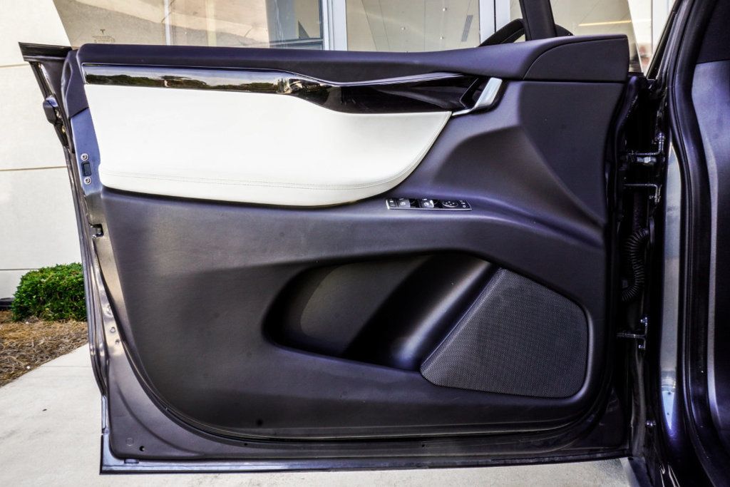 Tesla Model X photo 34