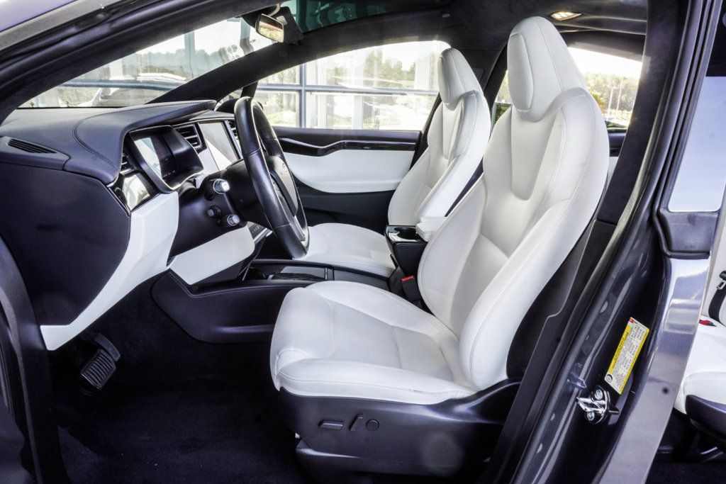 Tesla Model X photo 35