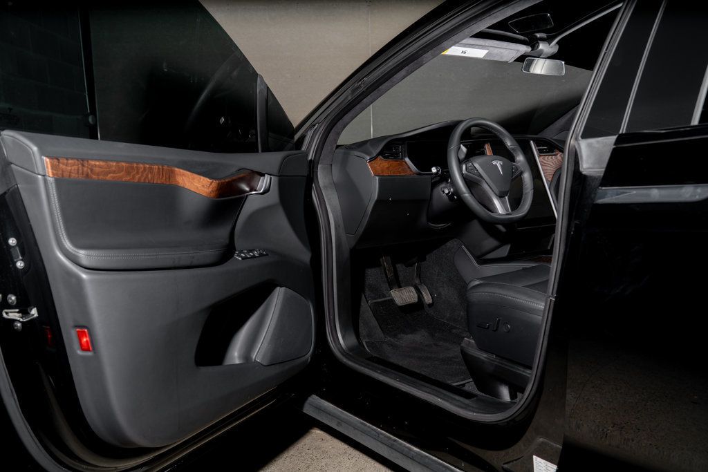 Tesla Model X photo 11