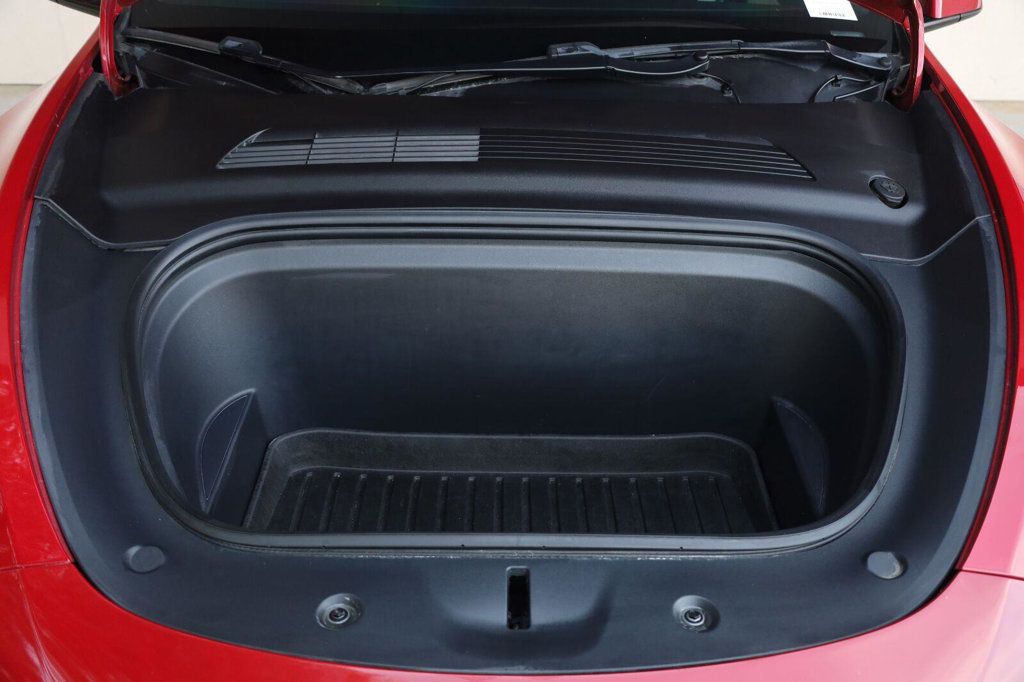 Tesla Model Y photo 10