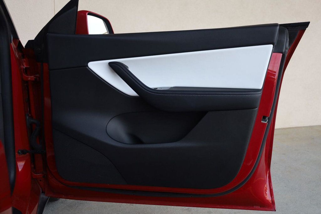 Tesla Model Y photo 23