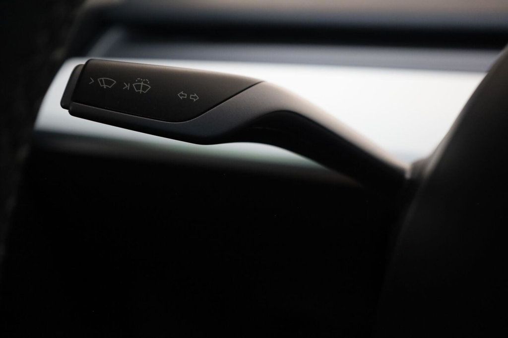 Tesla Model Y photo 30