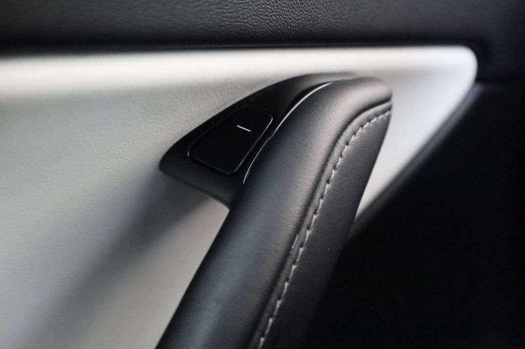 Tesla Model Y photo 33
