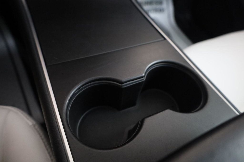 Tesla Model Y photo 34