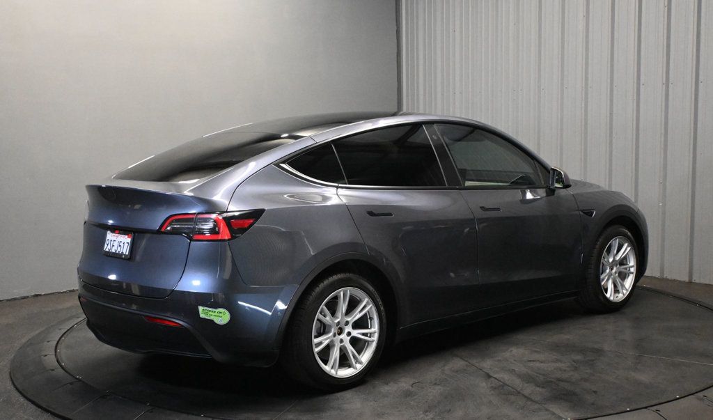 Tesla Model Y photo 5
