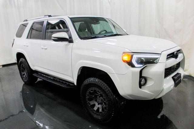 2020 Toyota 4Runner SR5 Premium 7-Passenger Moonroof Leather 4x4 - 22730480 - 5