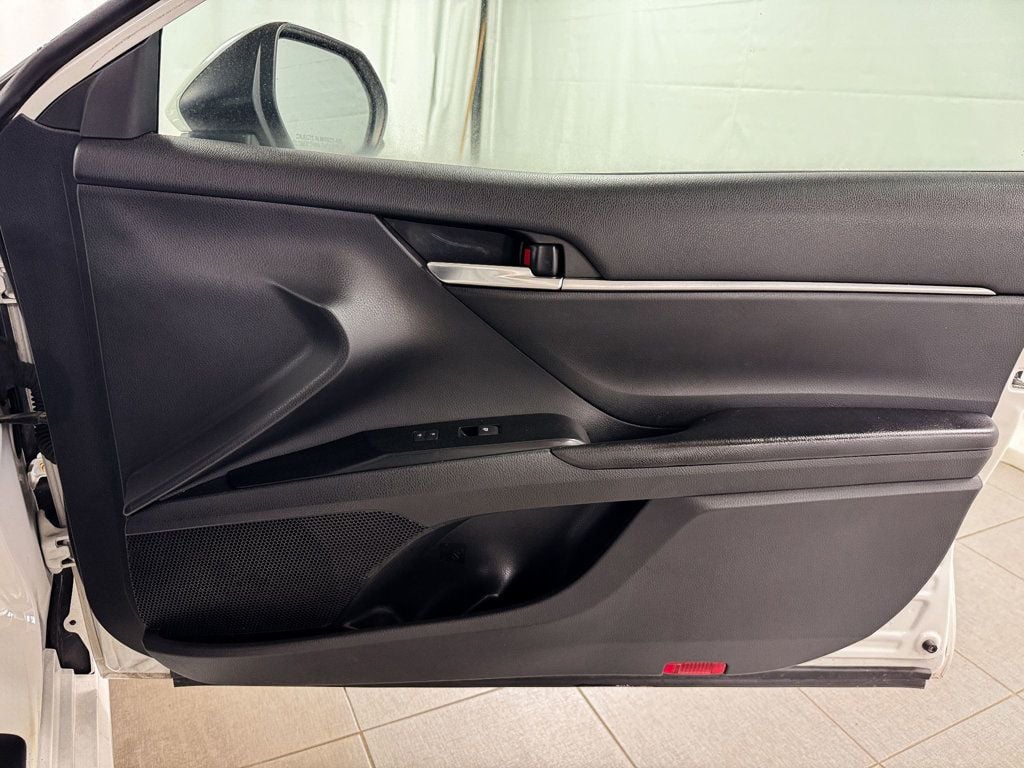 2020 Toyota Camry SE - 23032878 - 16