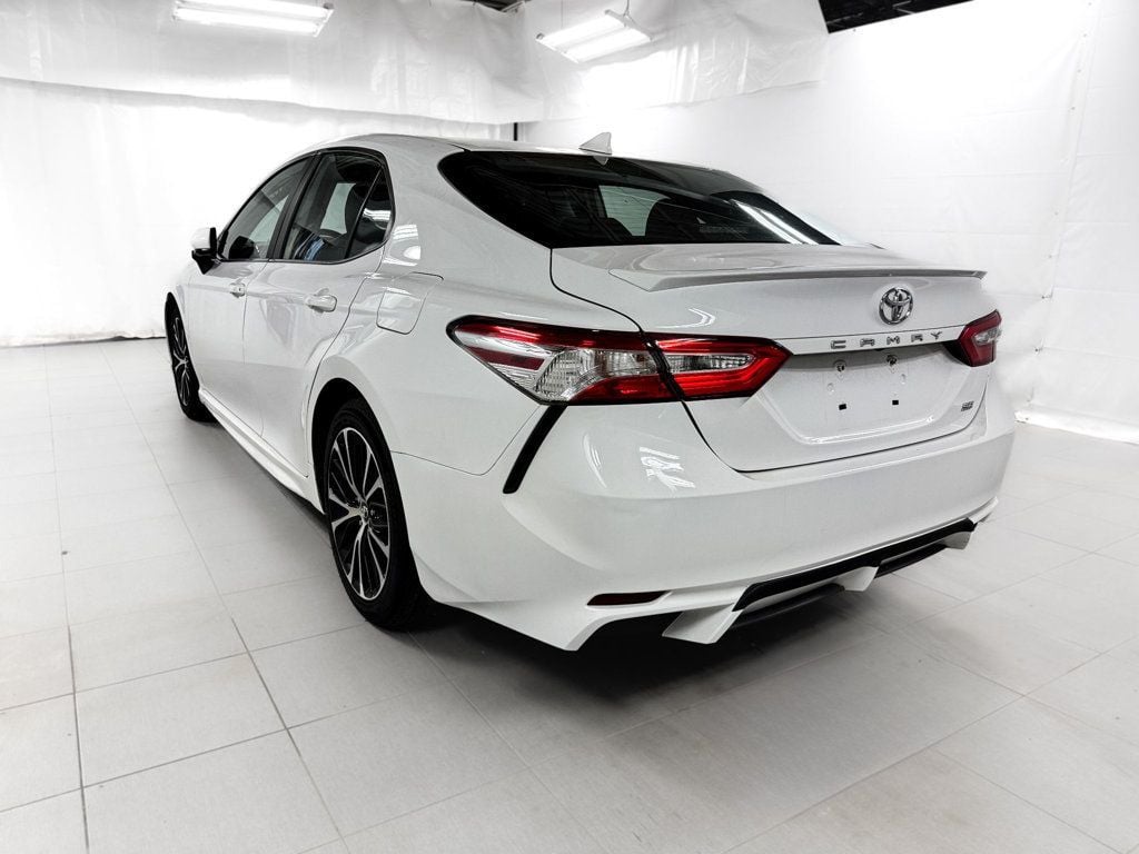 2020 Toyota Camry SE - 23032878 - 2