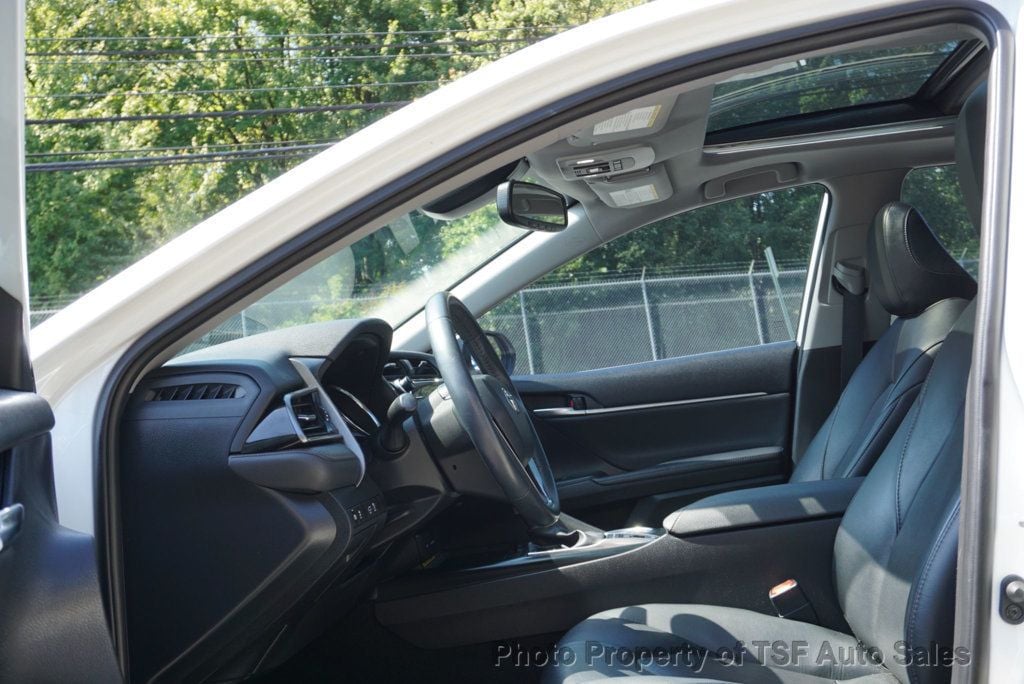 2020 Toyota Camry XLE photo 11