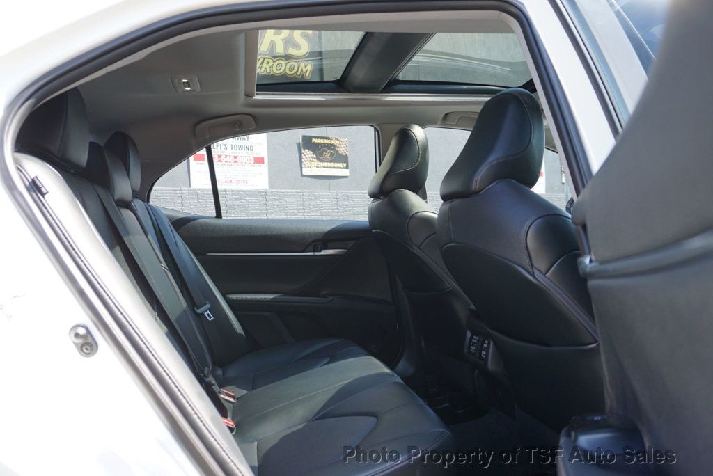 2020 Toyota Camry XLE photo 14
