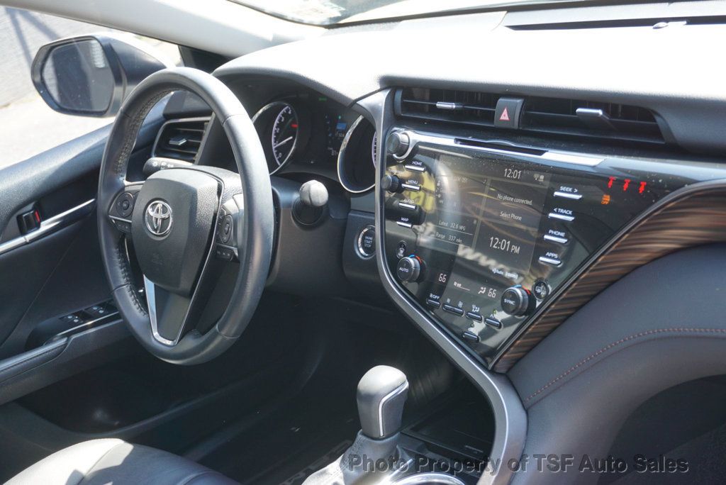 2020 Toyota Camry XLE photo 17