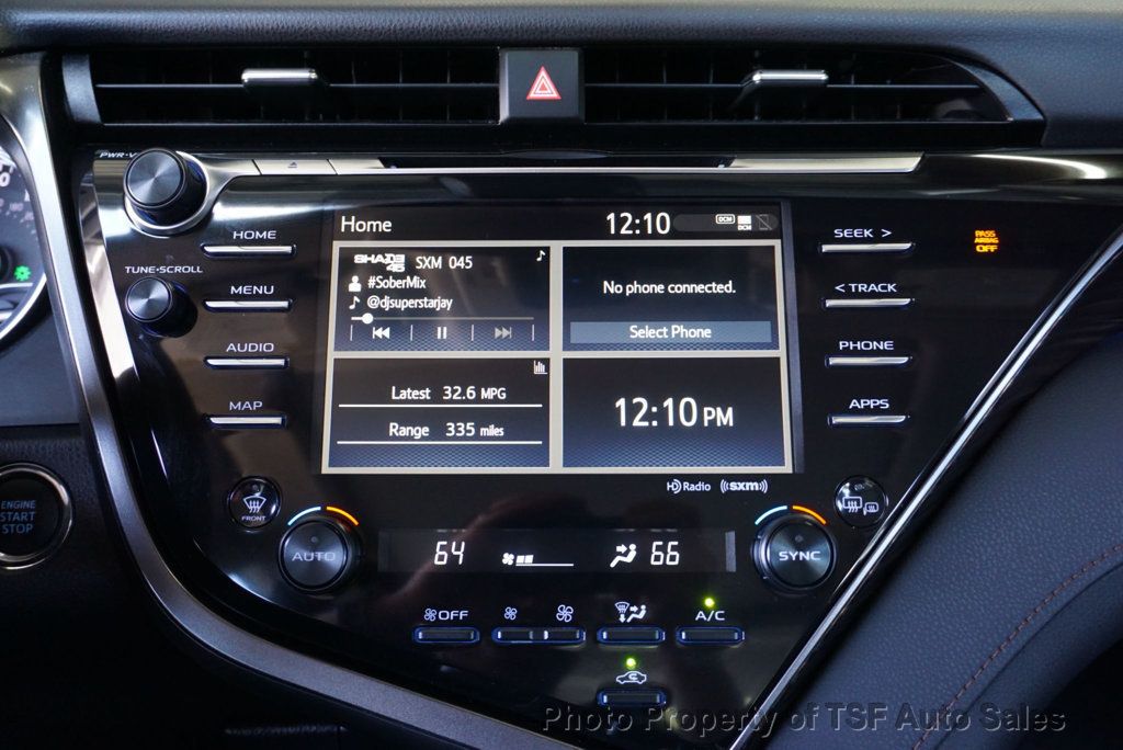 2020 Toyota Camry XLE photo 19