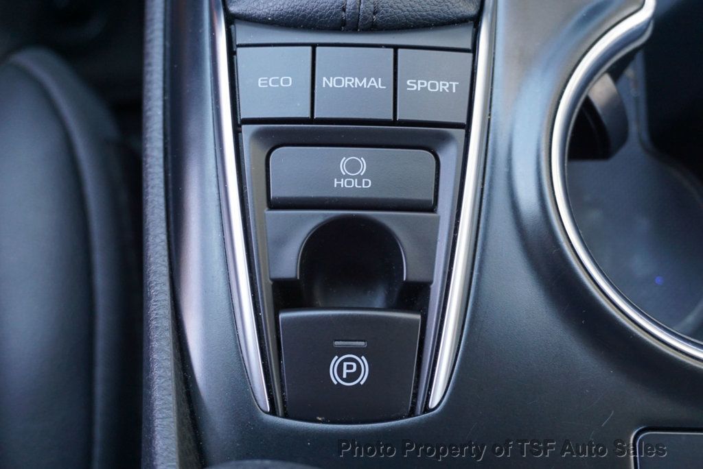 2020 Toyota Camry XLE photo 26