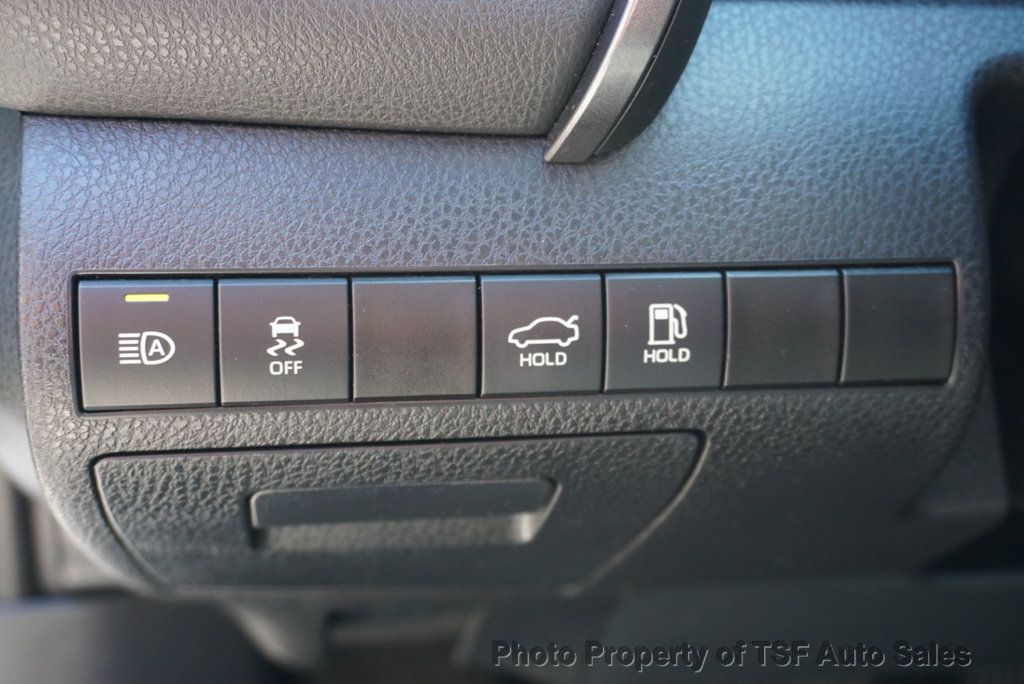 2020 Toyota Camry XLE photo 31