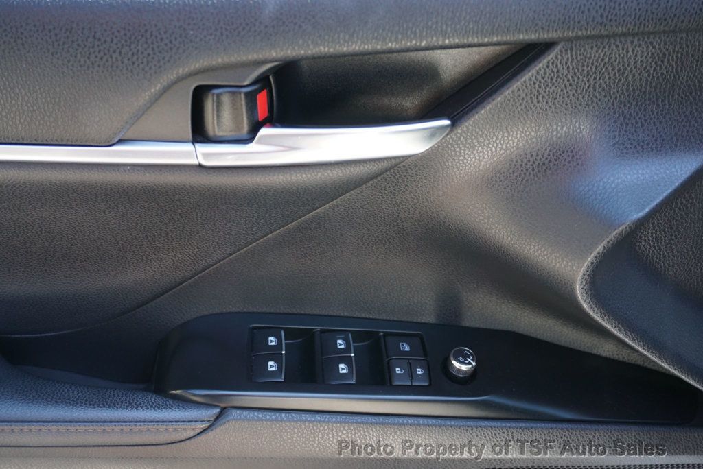 2020 Toyota Camry XLE photo 32