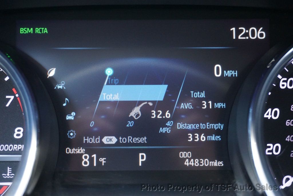2020 Toyota Camry XLE photo 36
