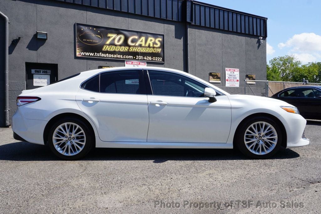 2020 Toyota Camry XLE photo 9