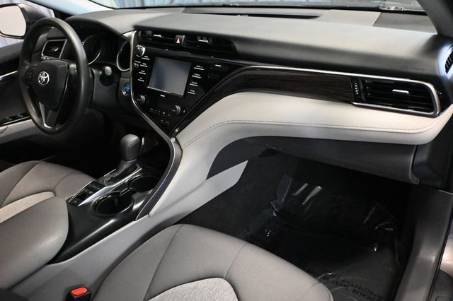 2020 Toyota Camry Hybrid LE - 23097685 - 9
